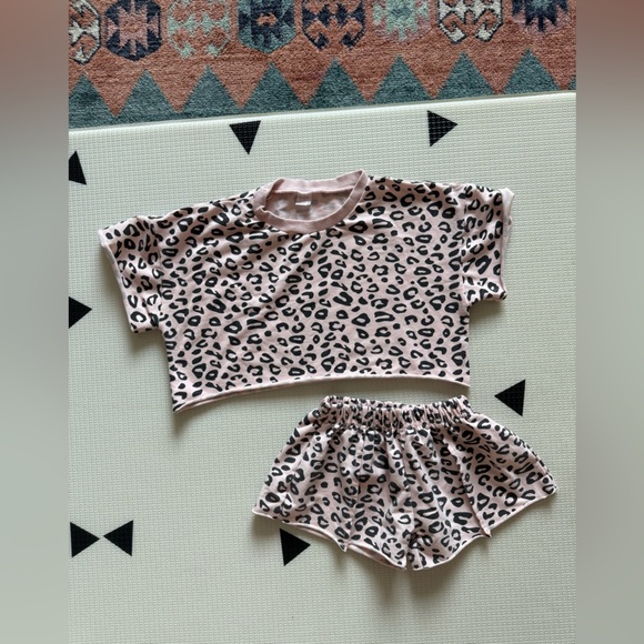 Baby girl,toddler Leopard Print Kids matching set in 3T•••crop top & shorts - Picture 2 of 5